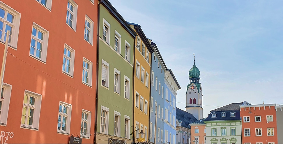 Bunte Häuserfassaden in der Rosenheimer Altstadt als regionales Umfeld der Handwerksbetriebe