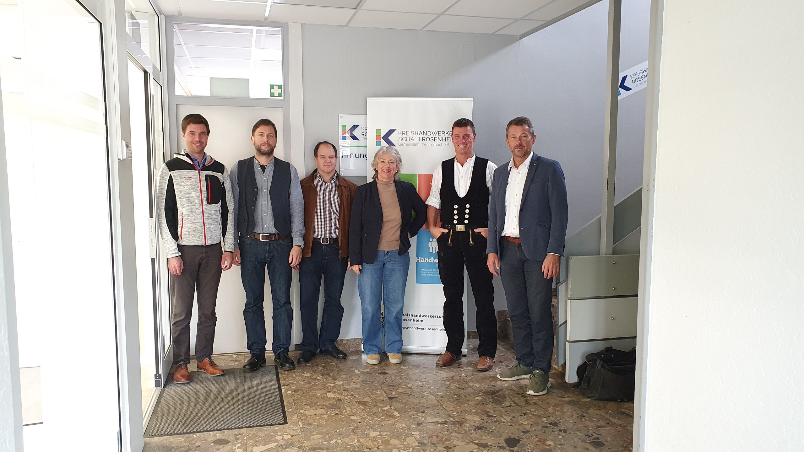 Gruppenfoto von Handwerksvertretern in modernem Gebäude