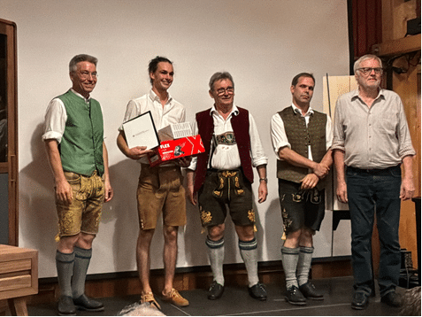 Bester Schreinergeselle in der Prüfung Tobias Schmid von der Schreinerei Saringer